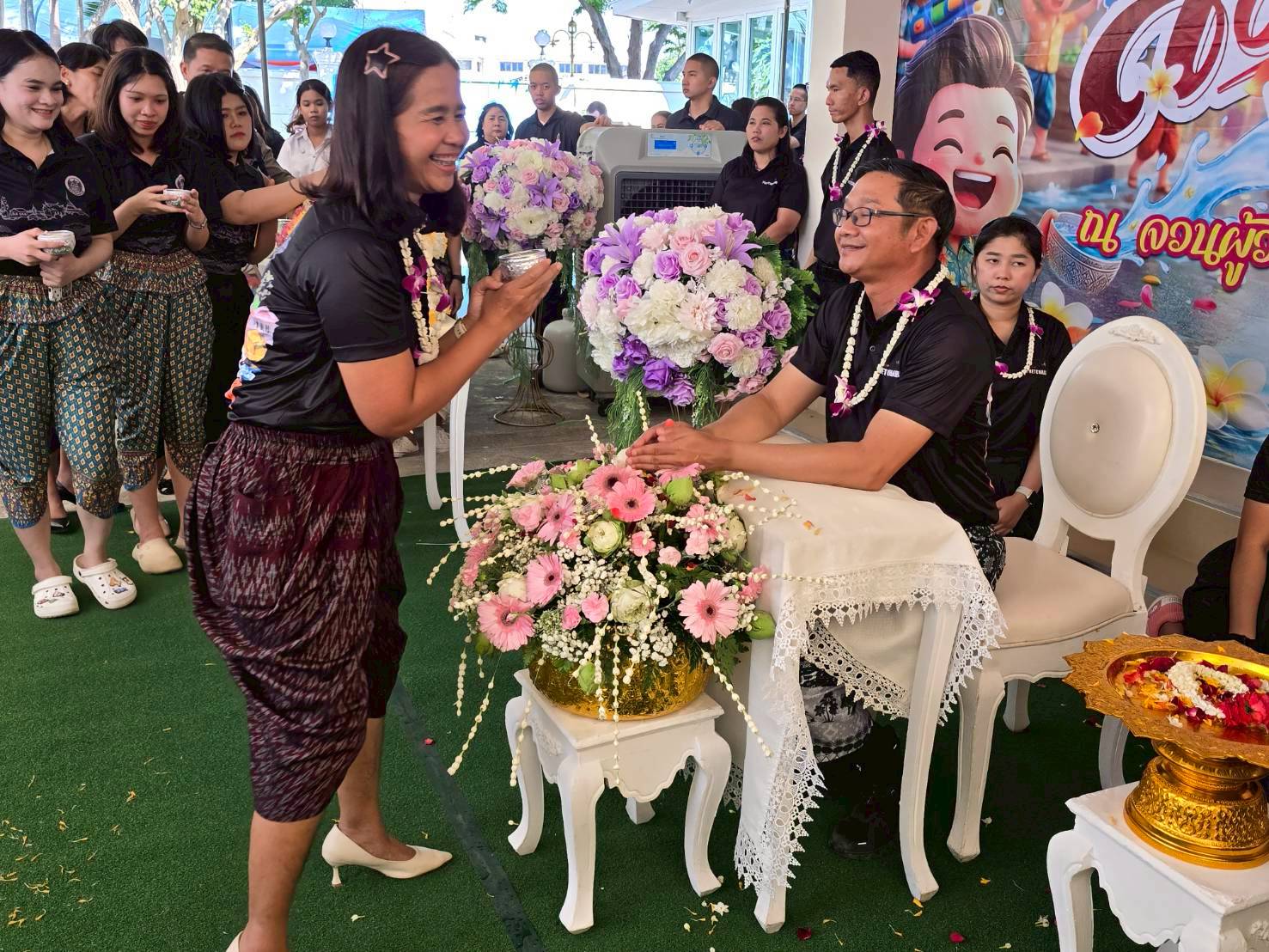 title - ปฏิรูปที่ดินจังหวัดเพชรบุรี พร้อมด้วยเจ้าหน้าที่ ส.ป.ก.เพชรบุรี ร่วมพิธีรดน้ำขอพรผู้บริหารจังหวัด เพื่อเสริมความเป็นสิริมงคลเนื่องในโอกาสต้อนรับปีใหม่ไทย 2569 และเพื่ออนุรักษ์และสืบสานประเพณีสงกรานต์อันดีงามของไทย